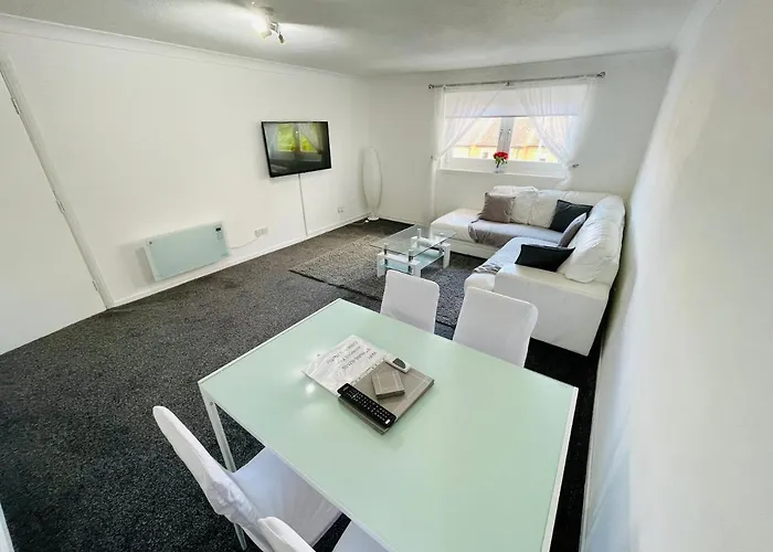 Modern 2 Bedroom Apartment Near City Centre