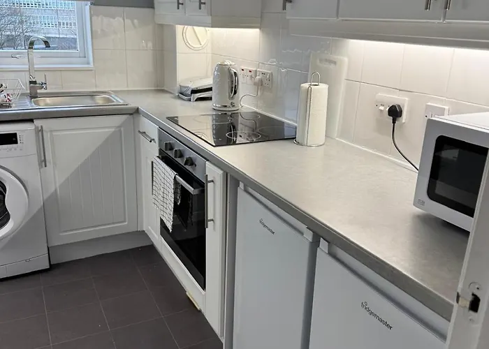 Modern 2 Bedroom Apartment Near City Centre